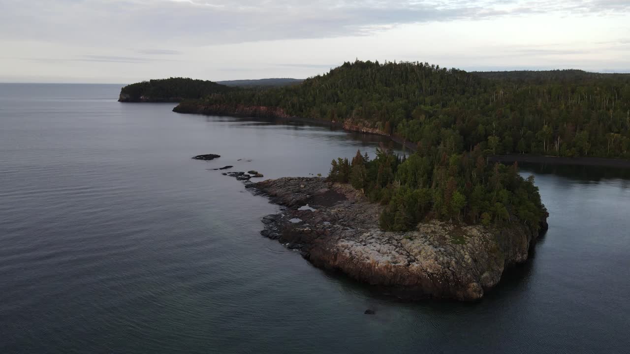 vista aérea de la línea costera del lago superior durante el verano