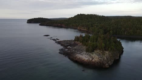 Vista-Aérea-De-La-Línea-Costera-Del-Lago-Superior-Durante-El-Verano