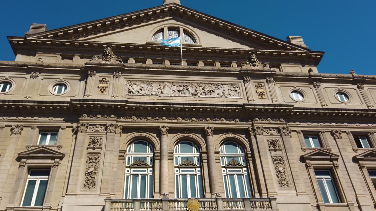 Ingresso panoramico del Teatro Colón, storico edificio teatrale e operistico nella città di Buenos Aires, Argentina.