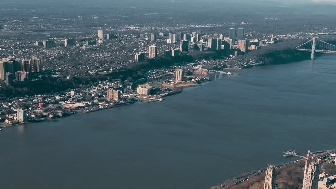 Vista di New York lungo il fiume Hudson con edifici e acqua