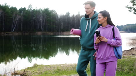 pareja caminando en el bosque