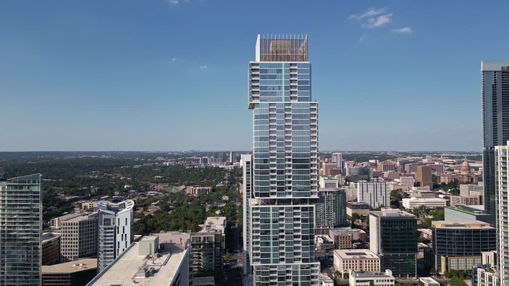 Girando lentamente ao redor da luxuosa Torre Residencial Independent em Austin, Texas.
