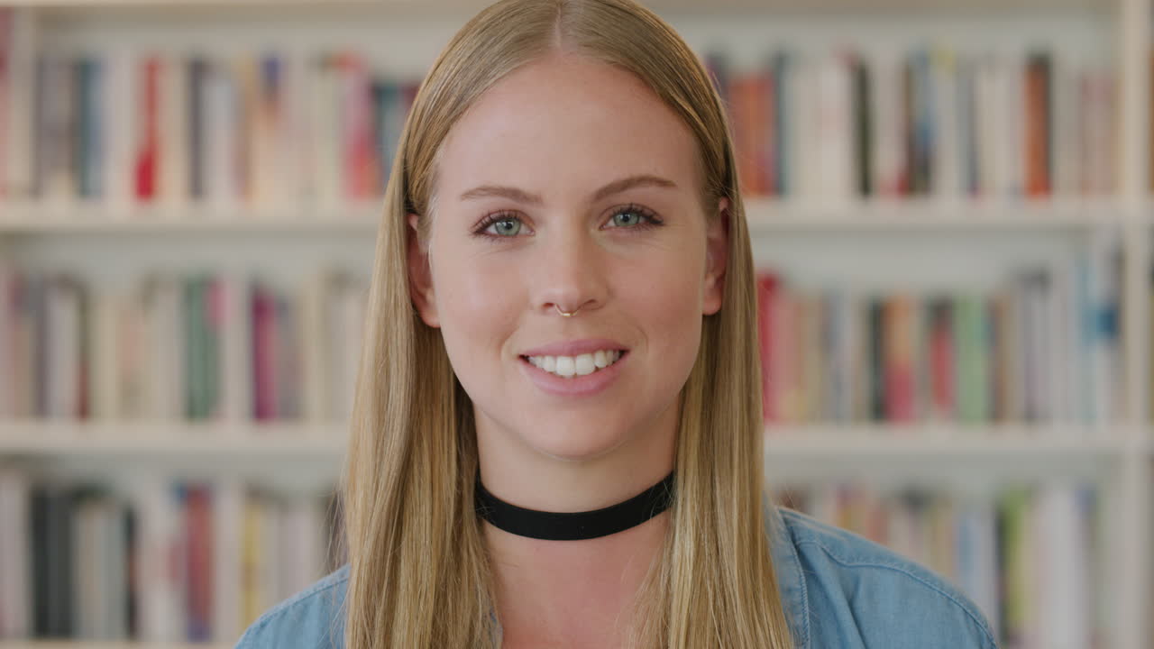 retrato hermosa mujer rubia exitosa sonriendo disfrutando del estilo de vida éxito independiente mujer caucásica