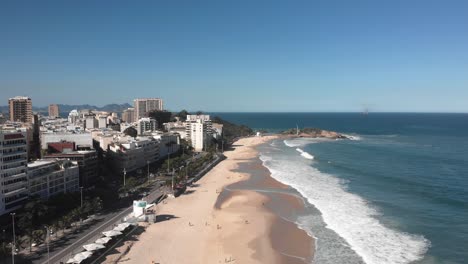 Luftaufnahme-Von-Ipanema-Mit-Wellen-Am-Wiedereröffneten-Strand-Mit-Leuten,-Die-Zu-Aktivitäten-Zurückkehren-Und-Während-Des-Ausbruchs-Des-Covid-19-coronavirus-Im-Freien-Genießen