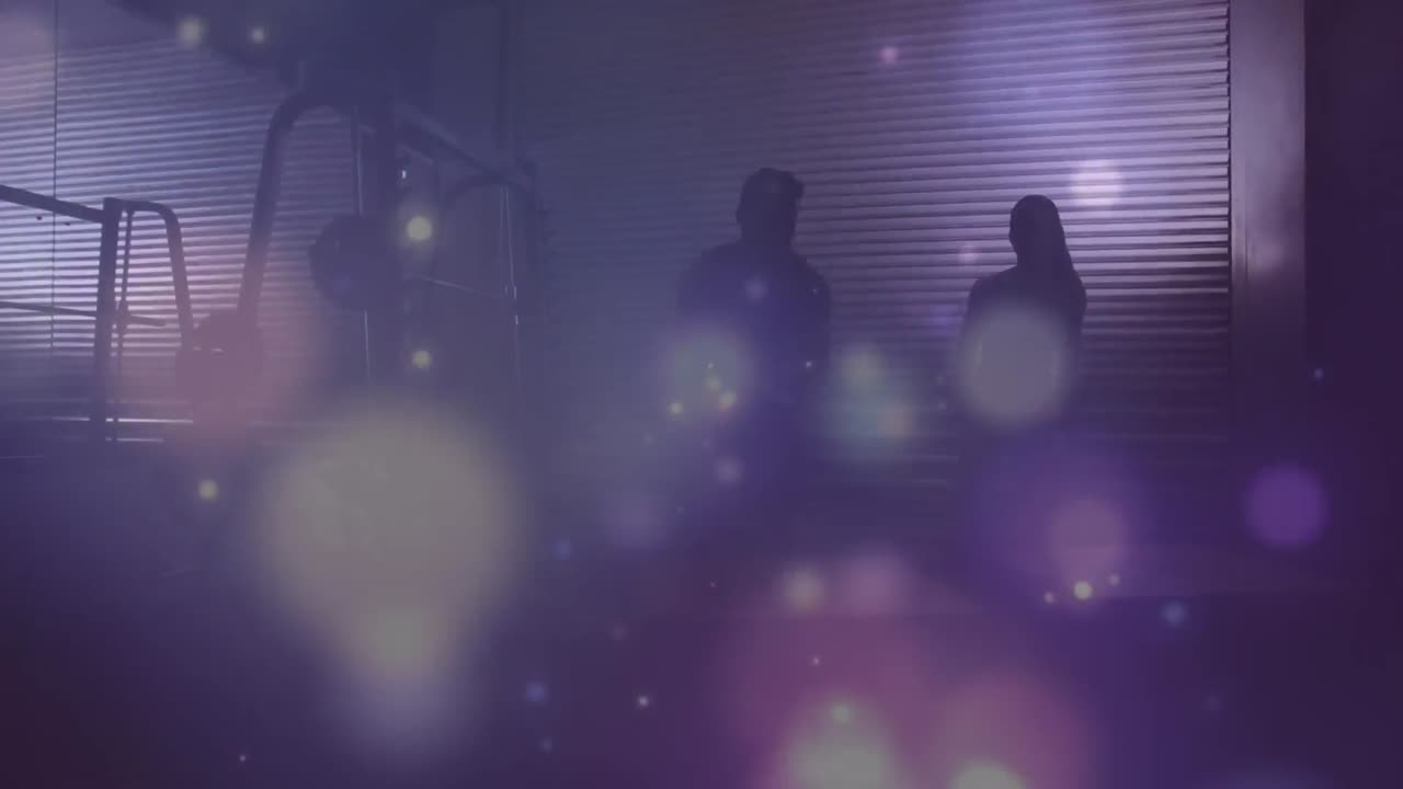 체육관 에서 운동 하는 건강 한 남자 와 여자 위 에 반 ⁇ 이는 빛 의 애니메이션