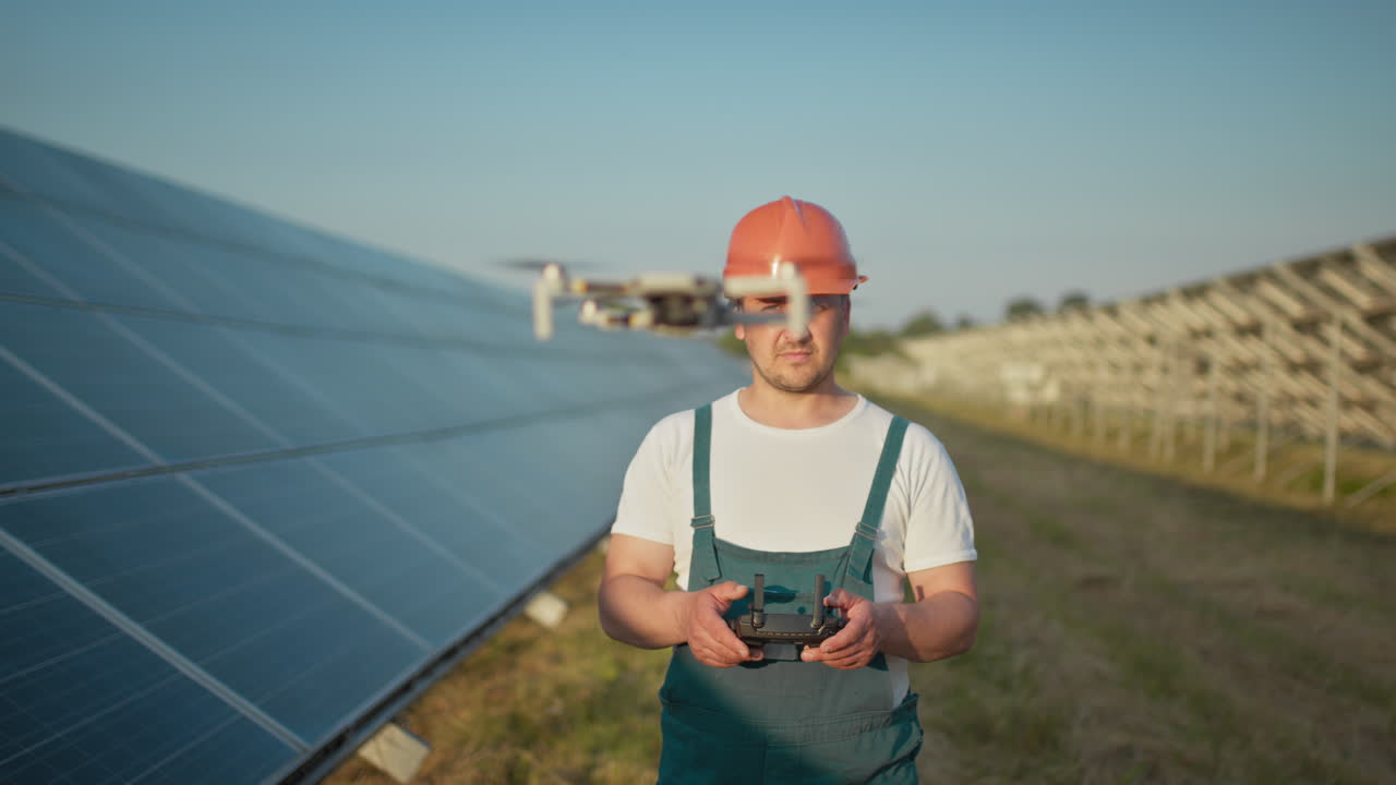 태양광 패널 검사를 위해 드론을 운용하는 기술자