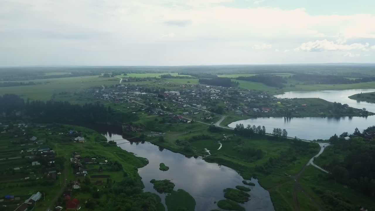 강 과 호수 근처 에 있는 러시아 마을 의 공중 사진