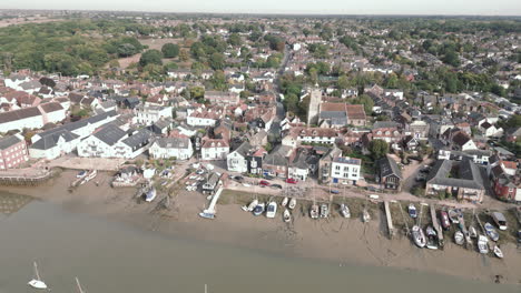 imágenes aéreas de drones de la aldea de wivenhoe en essex, tiro de carro lateral