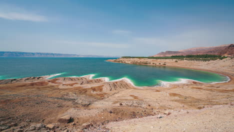 Costa-De-Sal-Del-Mar-Muerto-En-Jordania,-Cerca-De-La-Frontera-Con-Israel