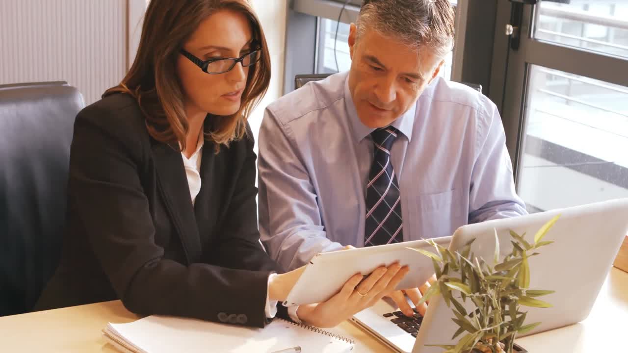 personas de negocios que usan tabletas digitales y computadoras portátiles