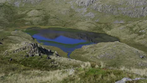 El-Diminuto-Tarn-En-Hojas-En-La-Cumbre-De-Rosthwaite-Cayó-En-Un-Día-Caluroso