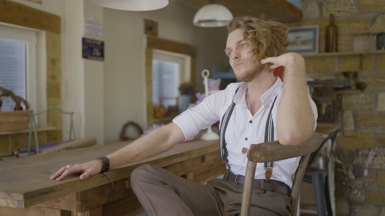 빈티지 스타일의 분위기 속의 스타일리시한 남자