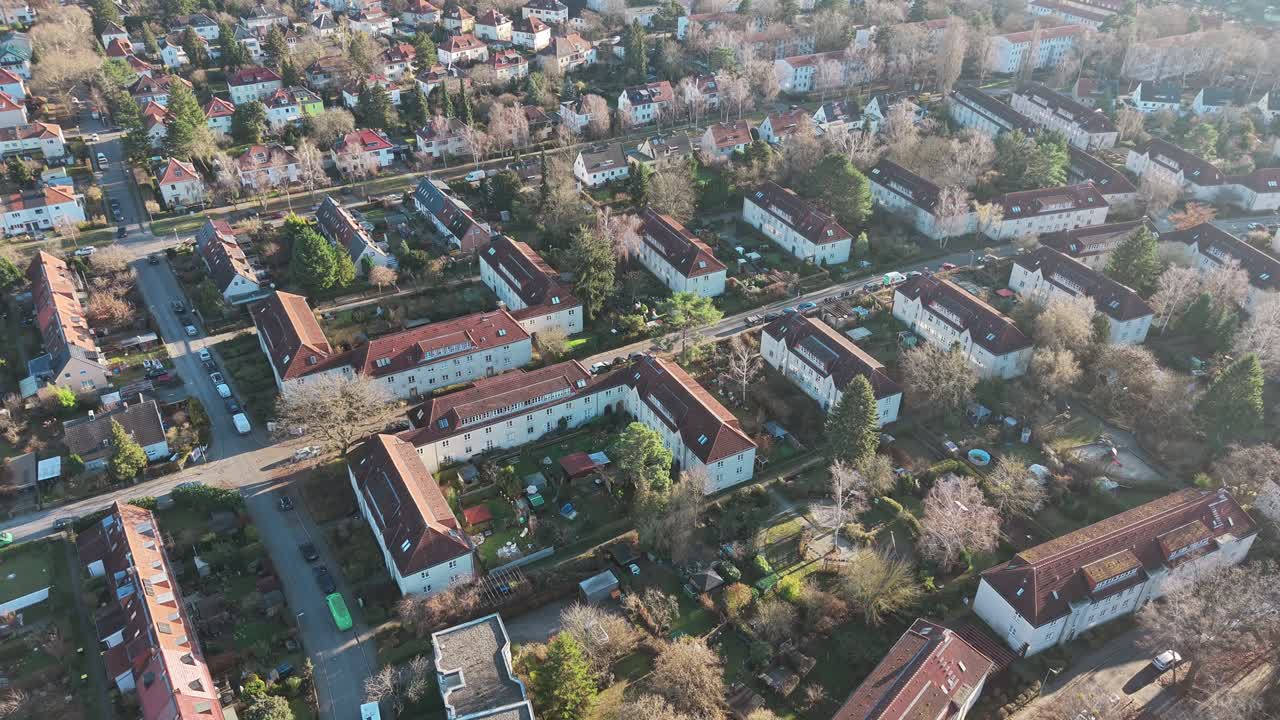 Vista aerea di edifici residenziali e strade a Berlino, Germania