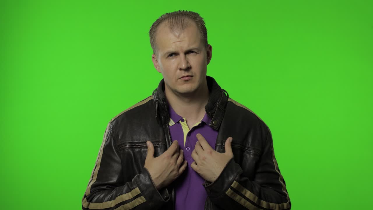 el hombre rocker mirando a la cámara con expresión avergonzada, no tiene ni idea, siendo desconocido e incierto