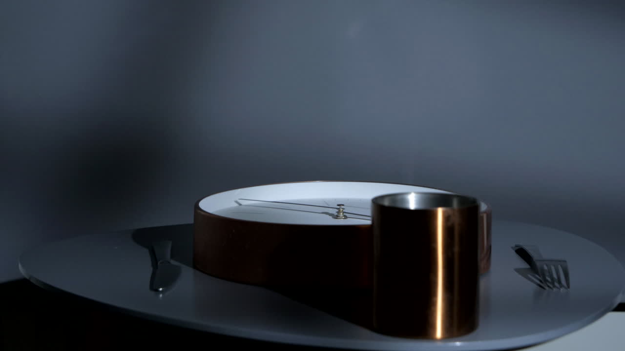 빠르게 회전하는 손으로 접시에 시계