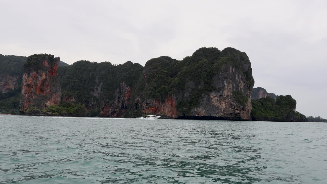 보트 는 경치 좋은 크라비 바위 를 지나간다