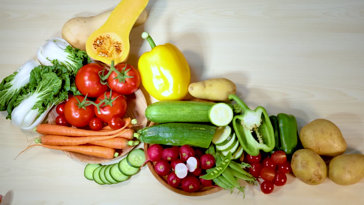 손 은 나무 표면 에 다채로운 채소 를 정리 한다