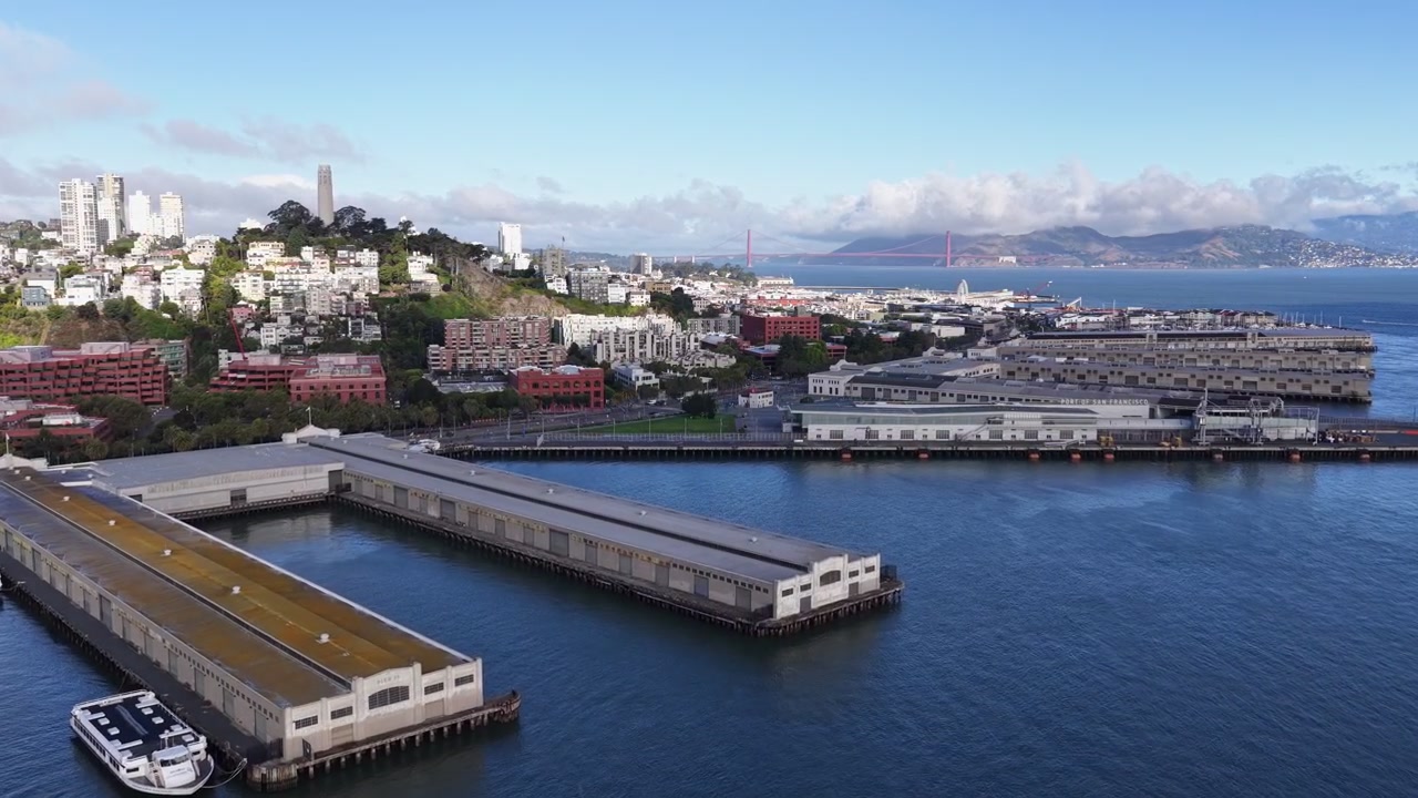 Una chiara vista mattutina del lungomare settentrionale di San Francisco, con la Coit Tower, il Golden Gate Bridge e i moli del lungomare a San Francisco, California, USA - Ripresa aerea con drone.