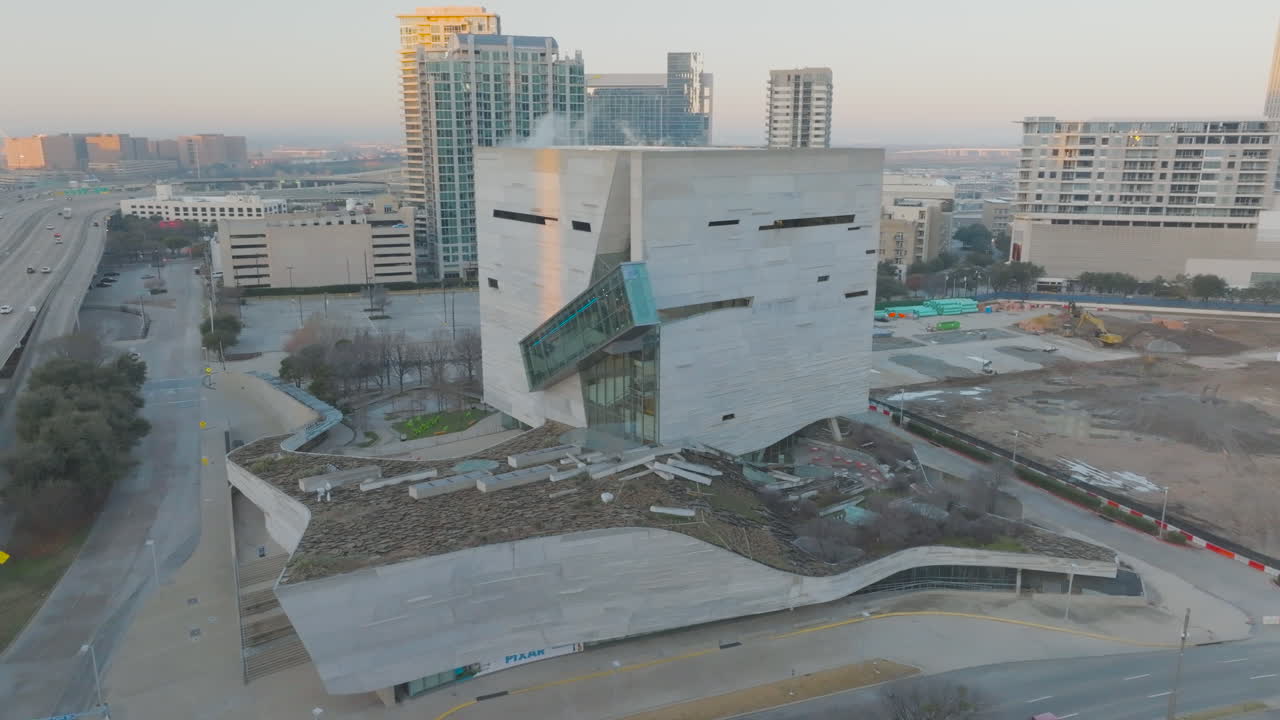 un vuelo de hora dorada alrededor del museo perot de naturaleza y ciencia en dallas, texas
