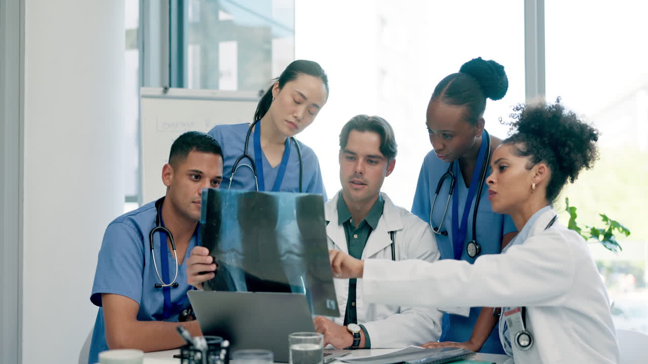 reunión, radiografía y equipo de médicos