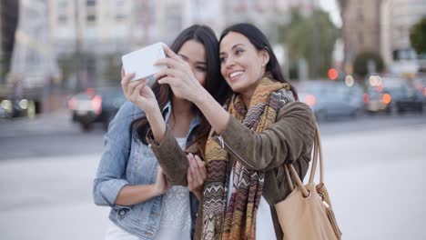 Dos-Hermosas-Mujeres-Posando-Para-Una-Selfie