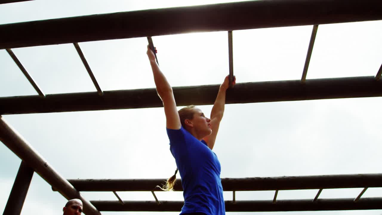 4k 원 ⁇ 이 바를 등반하는 건강한 여성