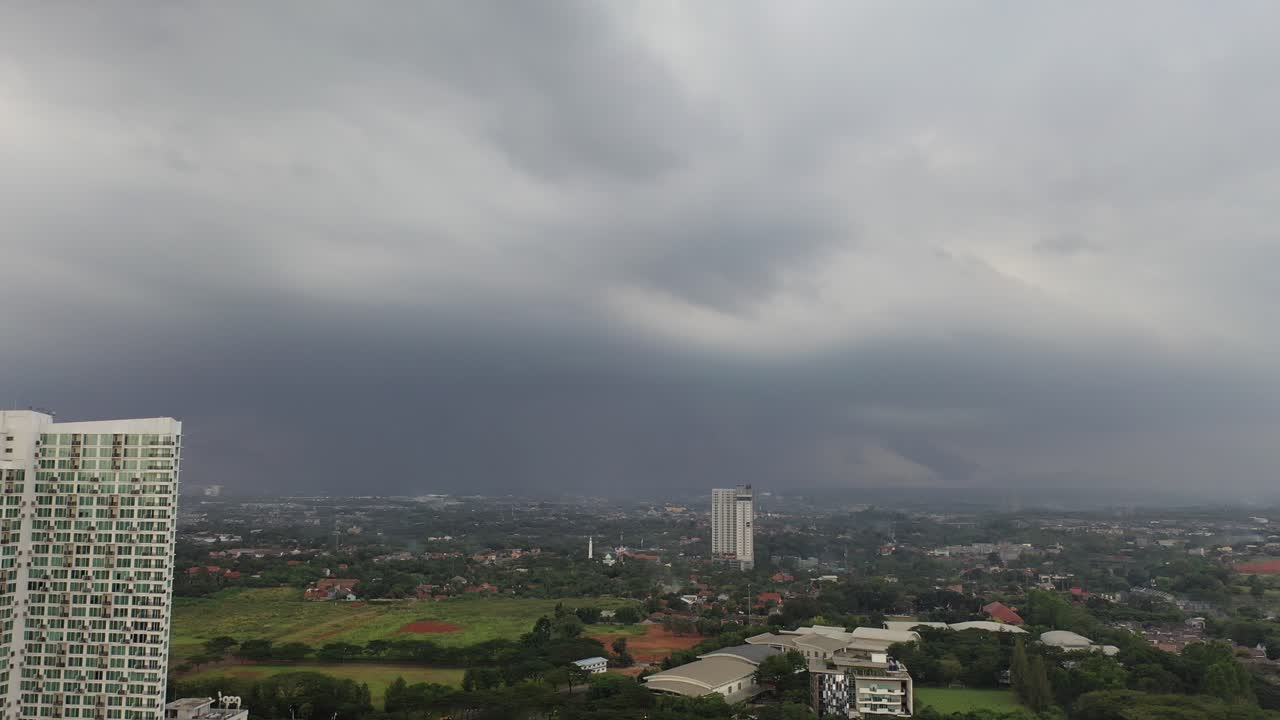 el paisaje de la ciudad en un día nublado