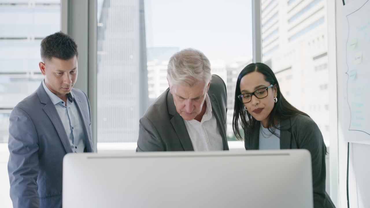equipo de negocios discutiendo el proyecto en la computadora