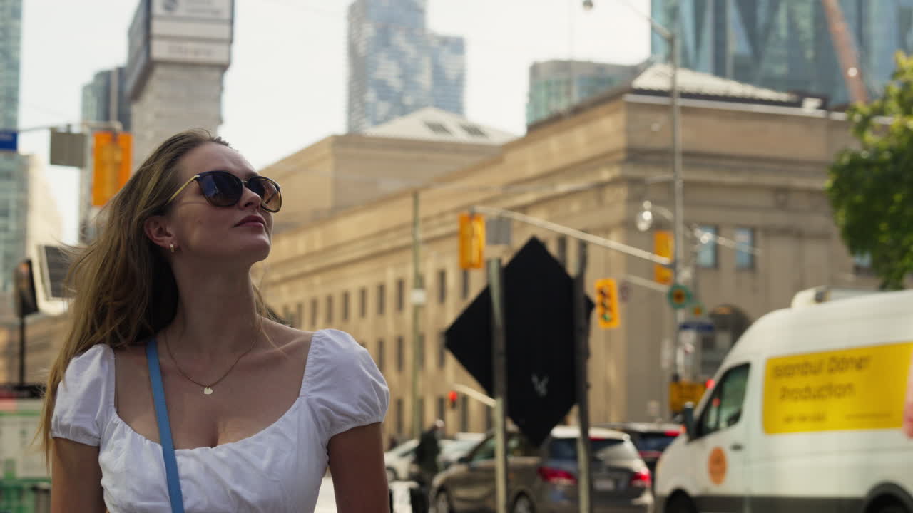 Giovane donna a Toronto che guarda gli edifici