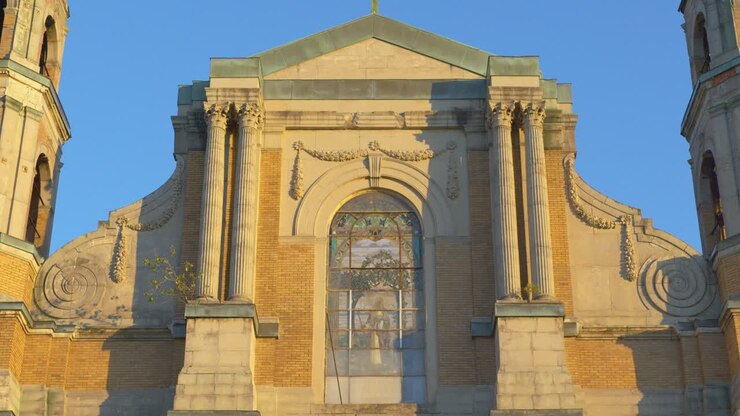 Decadimento decorato del santuario di una chiesa abbandonata di Detroit