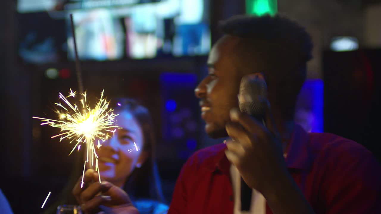 hombre negro bailando con chispas y cantando