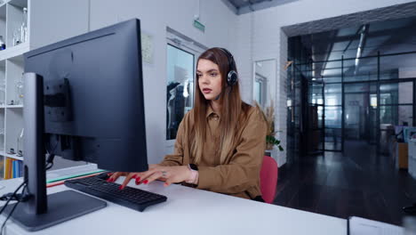 mujer trabajando en una computadora en una oficina moderna
