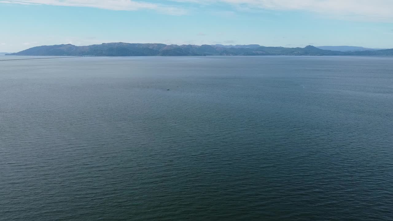 워싱턴 캐스케이드 를 바라보는 컬럼비아 강 의 공중 전망