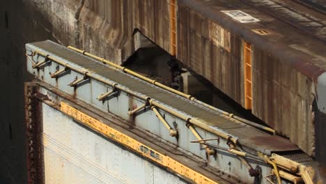 compuertas hidráulicas de la cámara que se abren lentamente en las esclusas de gatún, canal de panamá