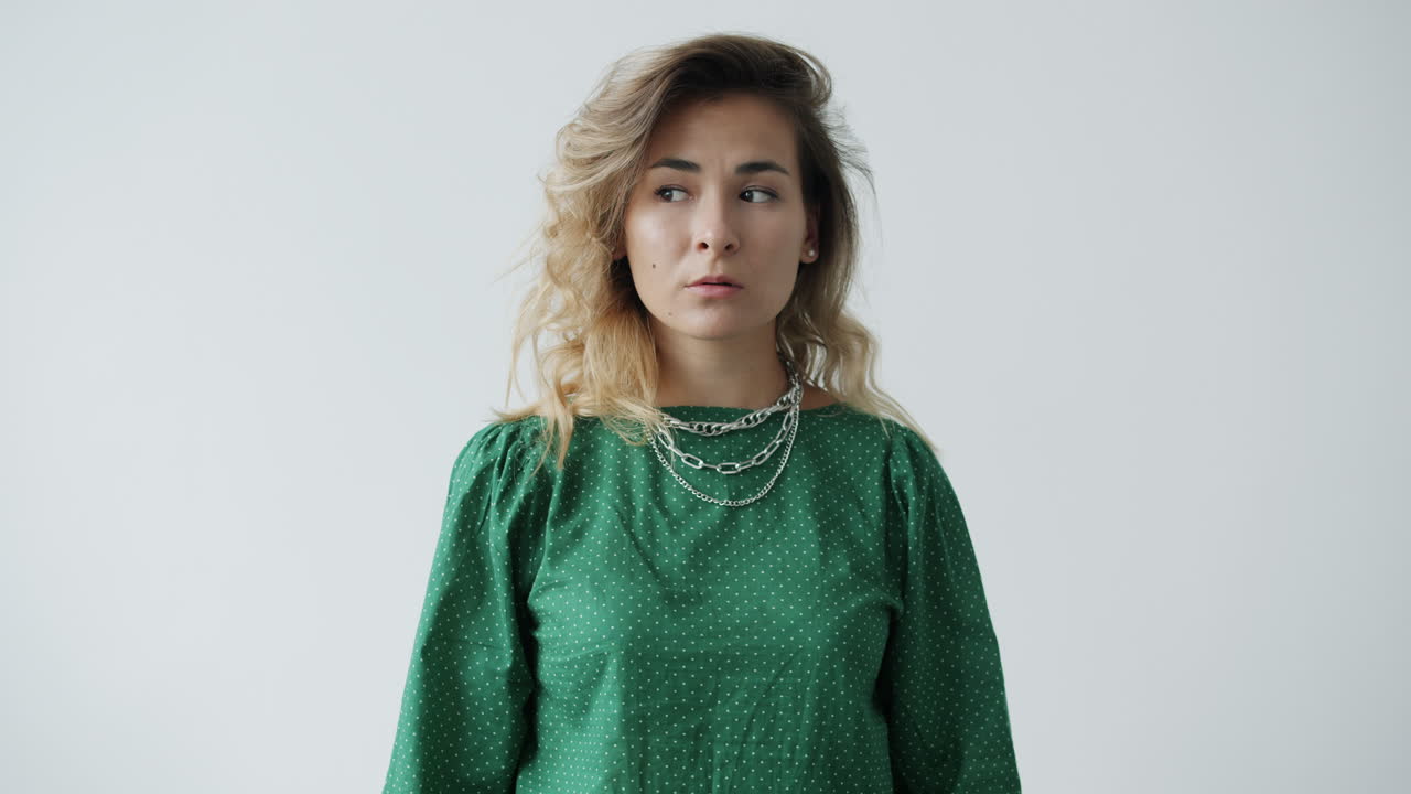 Donna con camicia verde a pois.