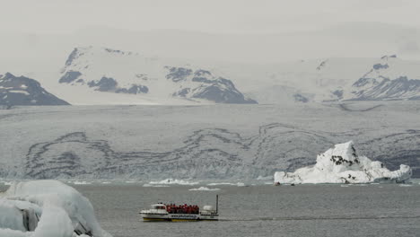 un barco anfibio laguna glaciar lleva a los turistas en un viaje de turismo alrededor de la laguna jökulsárlón en islandia