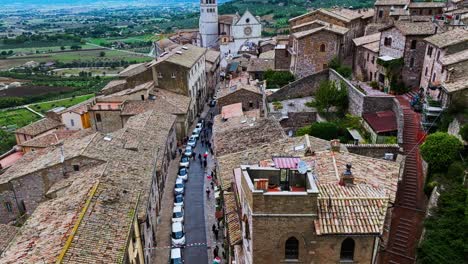 volando hacia la basílica de san francisco de asís en la región de umbría, italia central