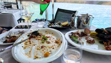 bebiendo en la mesa de un restaurante junto al mar