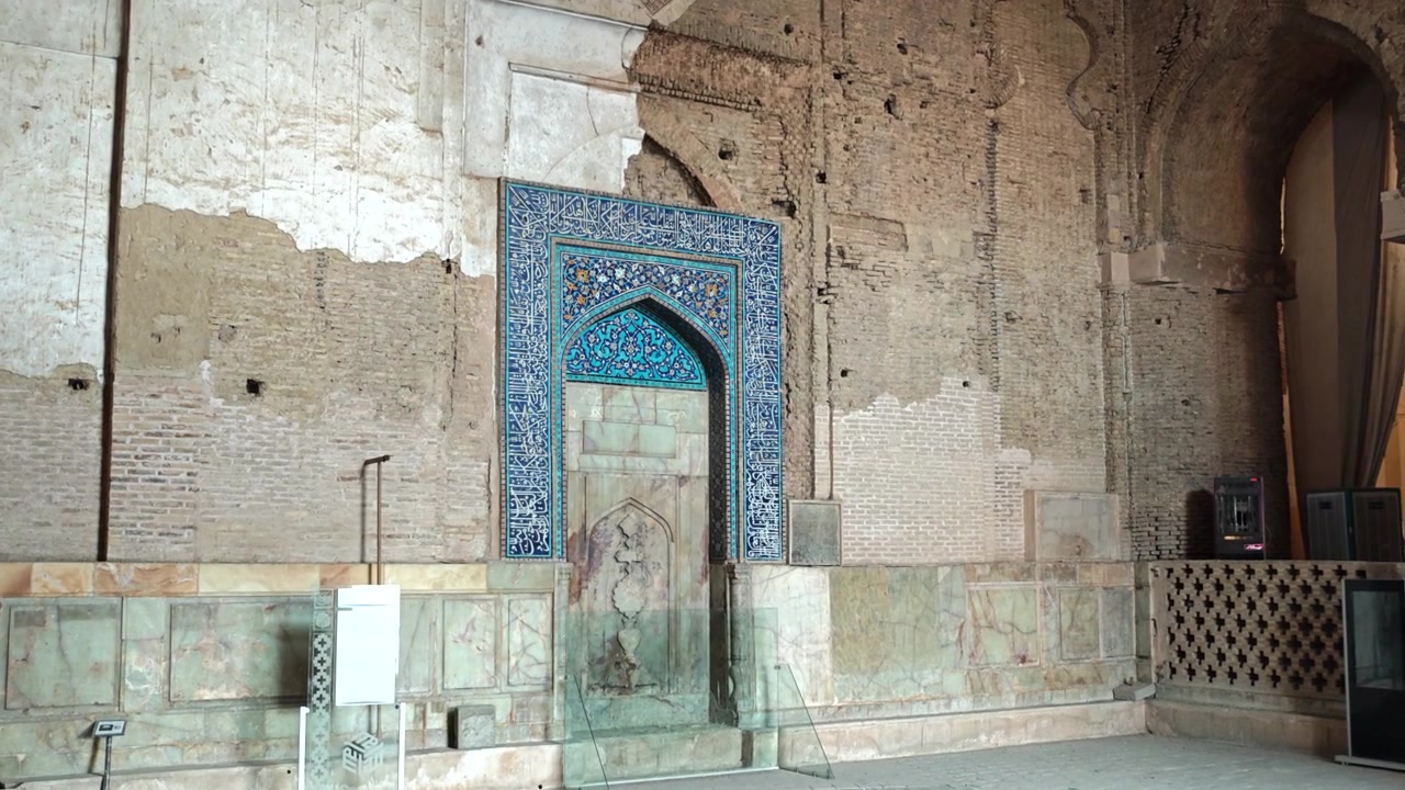 Mihrab ornato all'interno di una storica moschea persiana.