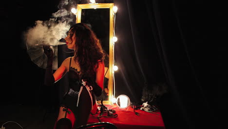 una chica de espectáculo vintage fumando un cigarro.