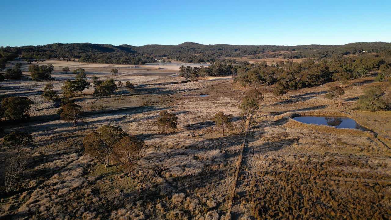 aérea sobre la parte rural de stanthorpe bajo heladas, queensland en la mañana temprano en invierno