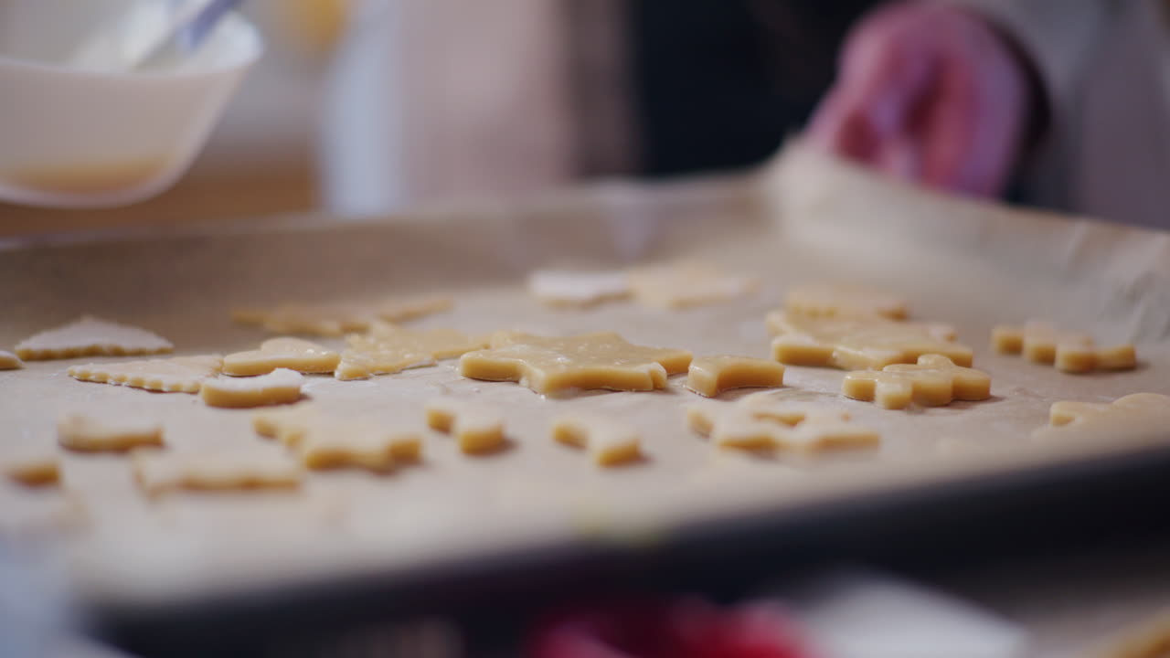 Spalmare uovo crudo sui biscotti: primo piano