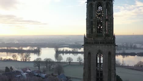 Tiro-Detallado-De-La-Torre-De-La-Iglesia-Holandesa-Local