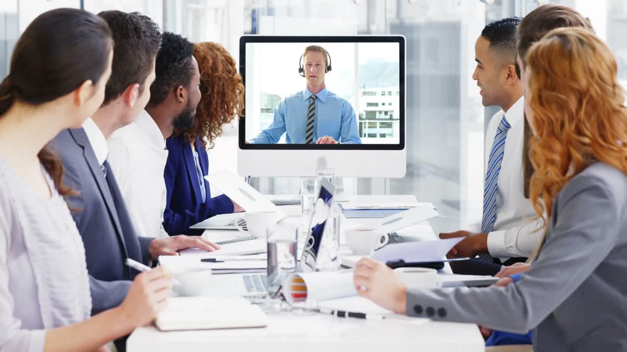 회의 에서 컨퍼런스 콜 을 하는 사업가 들