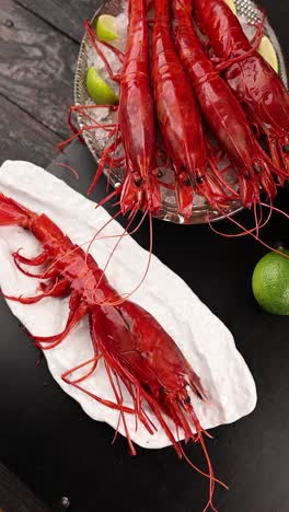 camarones rojos frescos en hielo