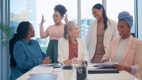 Geschäft,-Frauen-Und-Lächeln-Im-Büro-Für-Das-Team