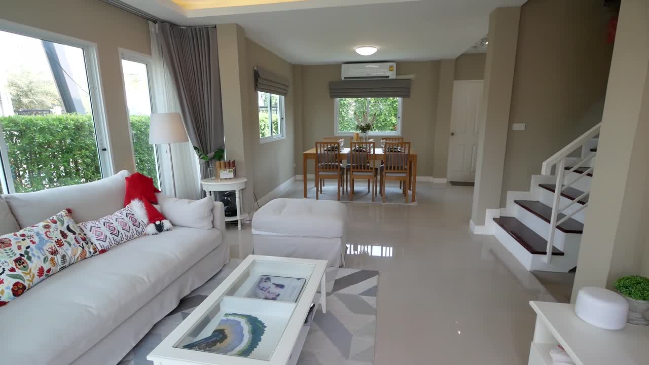 식당 및 주방 공간과 연결된 현대적인 개방형 주택 거실 공간