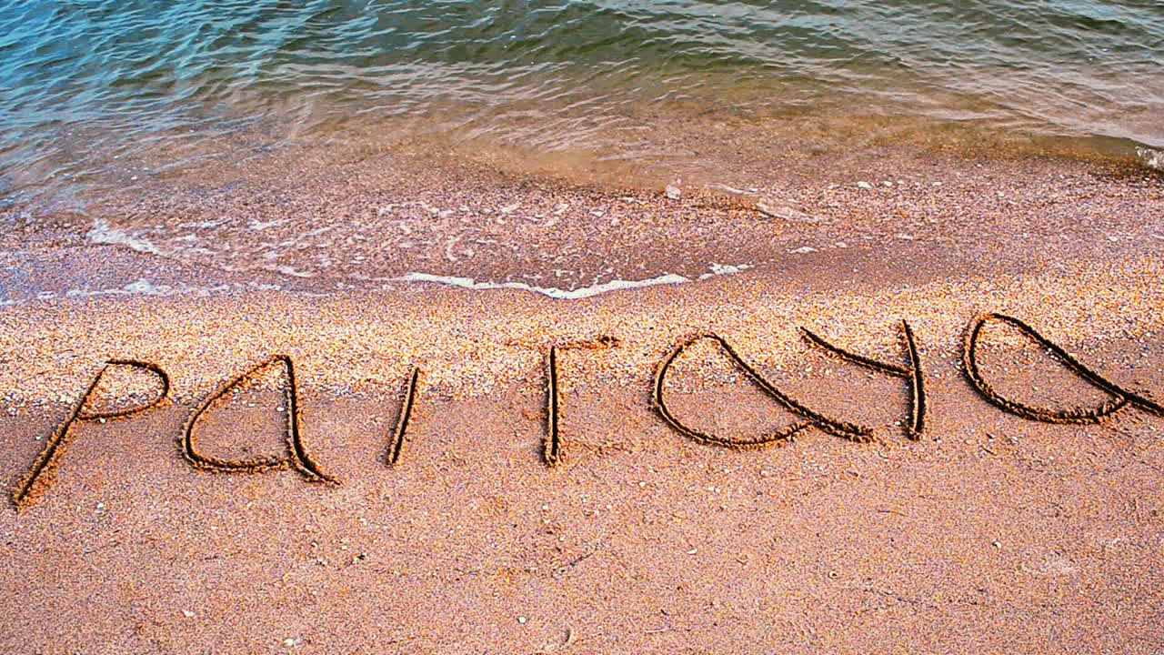 Inskription i sanden i Pattaya. En inskription på stranden.