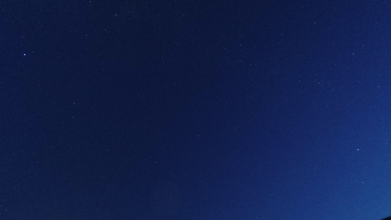 ⁇ 은 밤하늘에서 반 ⁇ 이는 별들을 지나가는 구름을 바라보는 타임  ⁇ 스