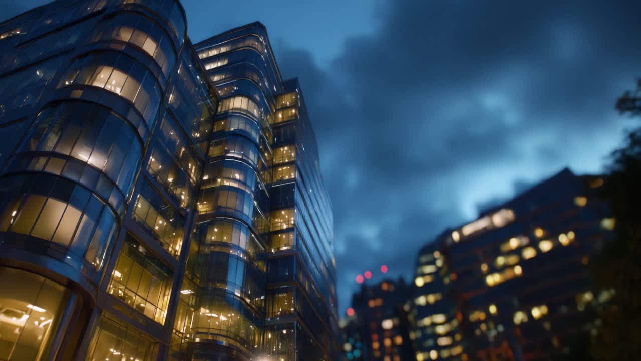 Arquitetura urbana deslumbrante iluminada à noite: um moderno edifício de vidro refletindo as luzes vibrantes da cidade contra um céu crepuscular dramático
